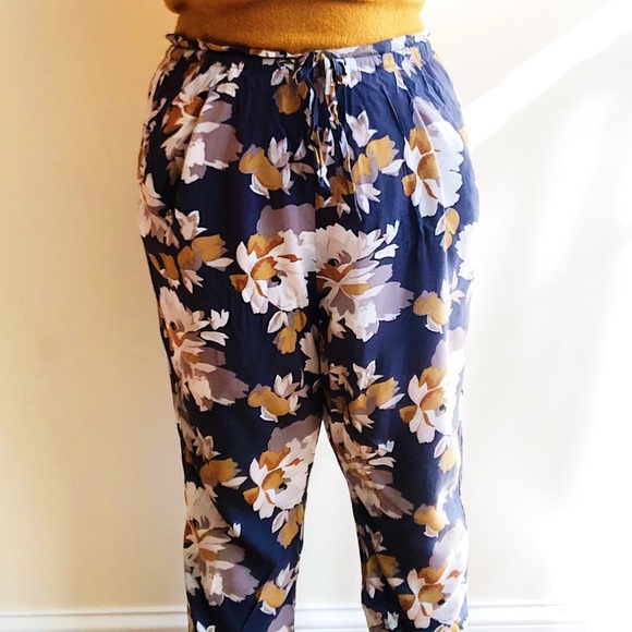 Old Navy Pants - Floral Tie Waist Pant